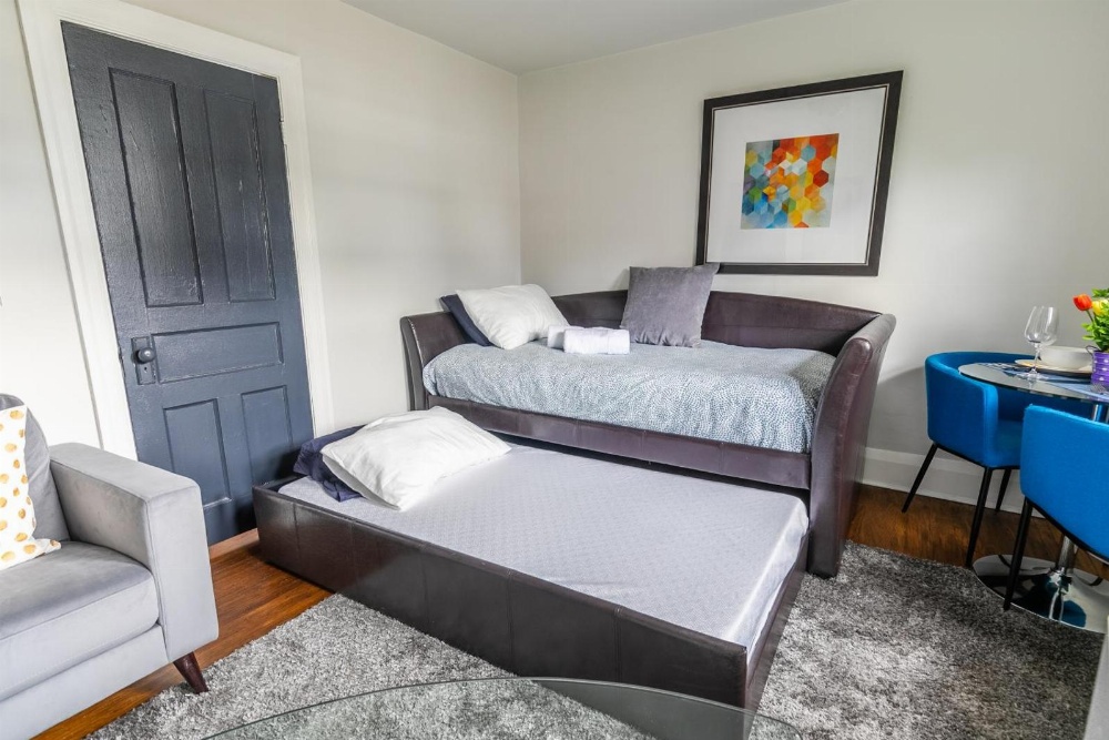 Upscale 1BR - Boutique Apartment - PRIME DT Location! Main image